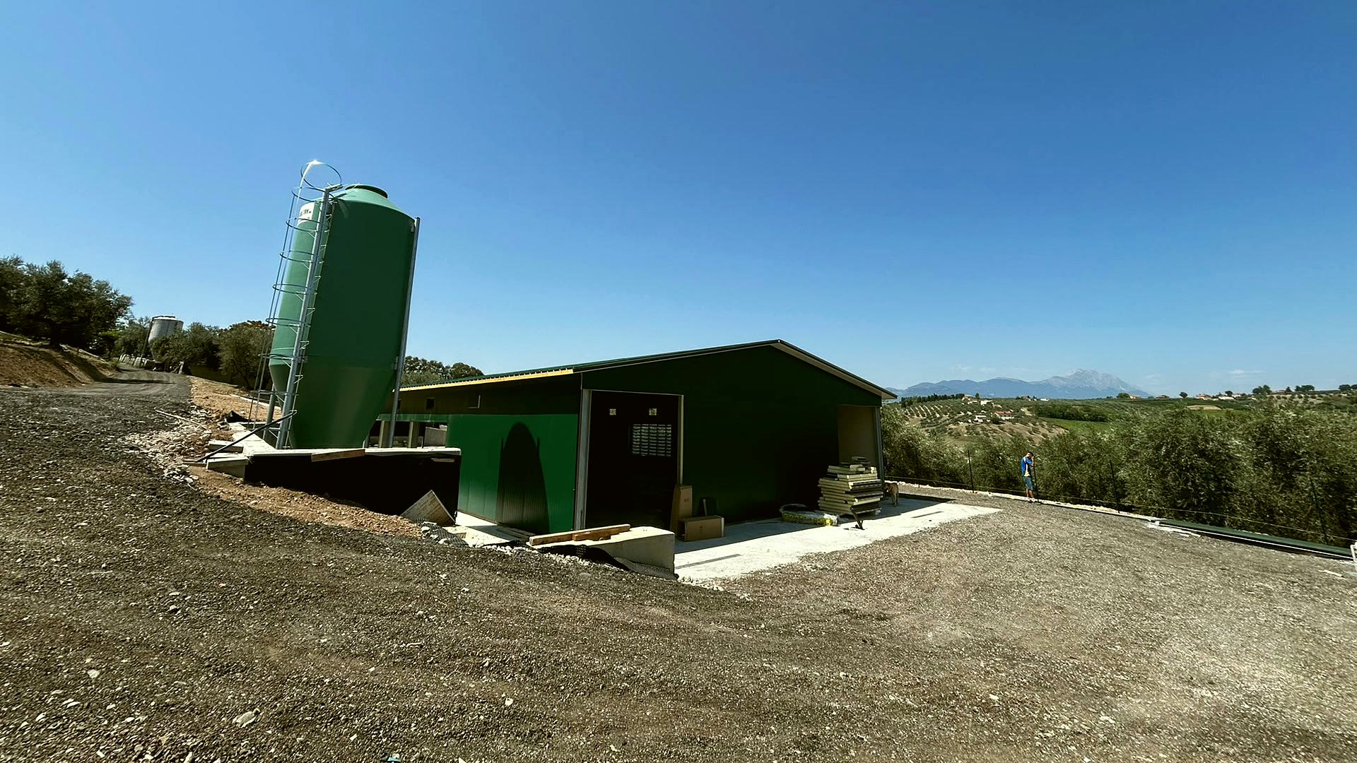 Il nuovo allevamento tra gli ulivi di Pianella, con la montagna all'orizzonte